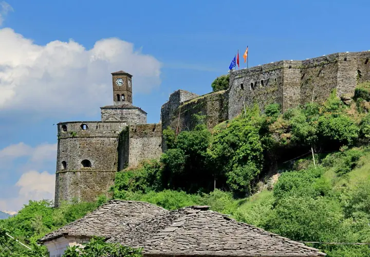 Zamek w Gjirokastrze: Fascynująca historia i atrakcje turystyczne