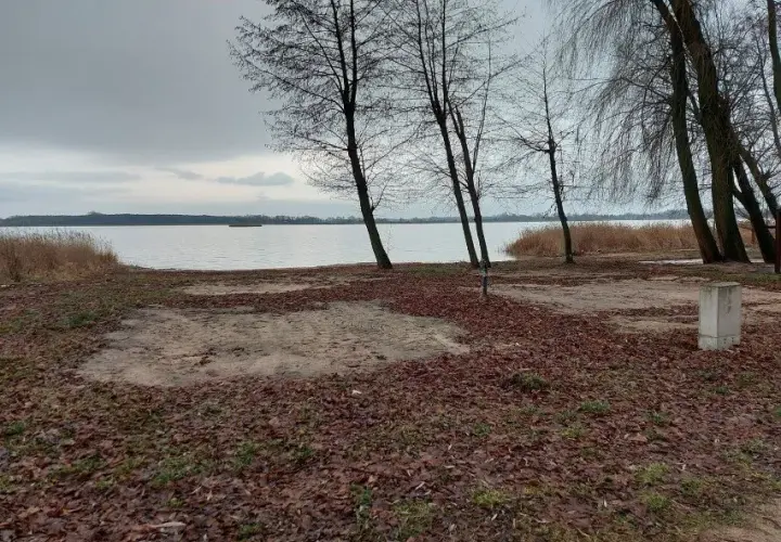Camping jezioro Powidzkie – najlepsze miejsca, ceny i zasady biwakowania