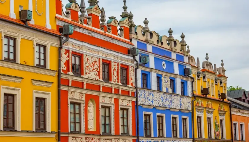 Kolorowe kamienice na Rynku w Zamościu, wpisane na listę **obiektów UNESCO w Polsce**, zachwycają renesansową architekturą.