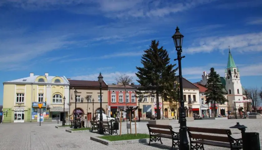 Rynek w miasteczku z browarem Okocim. Kolorowe kamieniczki, kościół i ławki zapraszają do odpoczynku.