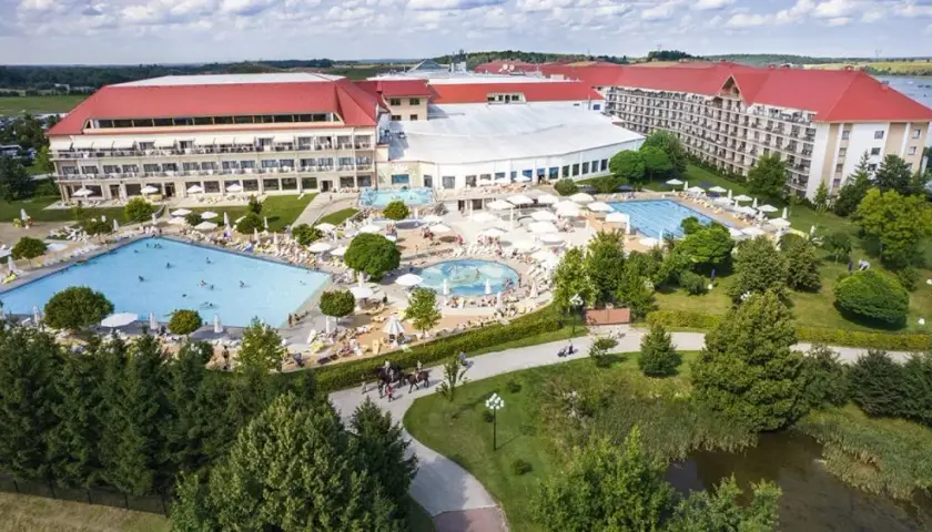 Historia hotelu Gołębiewski w Mikołajkach: Kiedy powstał i co oferuje?