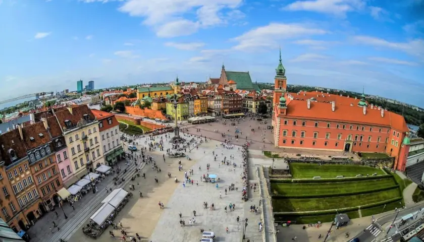 Rynek Starego Miasta w Warszawie, z Zamkiem Królewskim i Kolumną Zygmunta. Idealne miejsce, by zobaczyć, co warto zobaczyć w Warszawie za darmo.