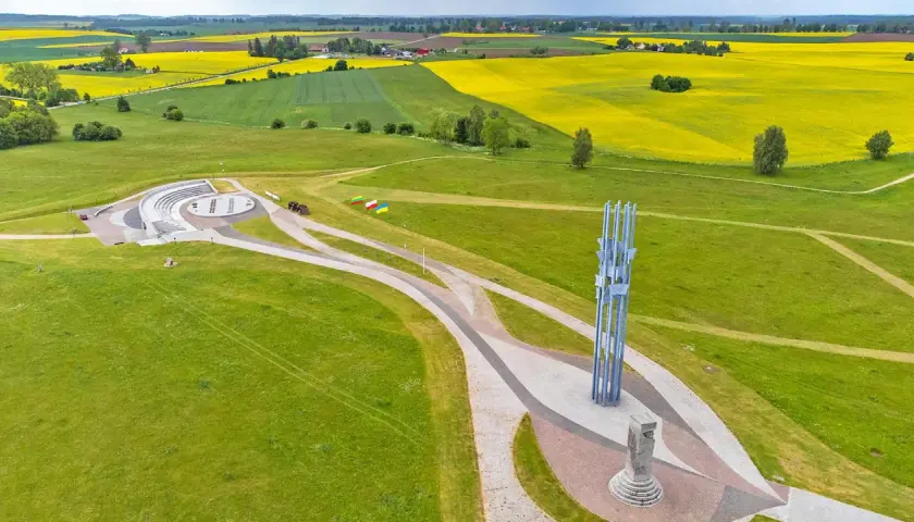 Pomnik i amfiteatr na polu bitwy. Tu jest Grunwald, gdzie historia Polski splata się z krajobrazem kwitnącego rzepaku.