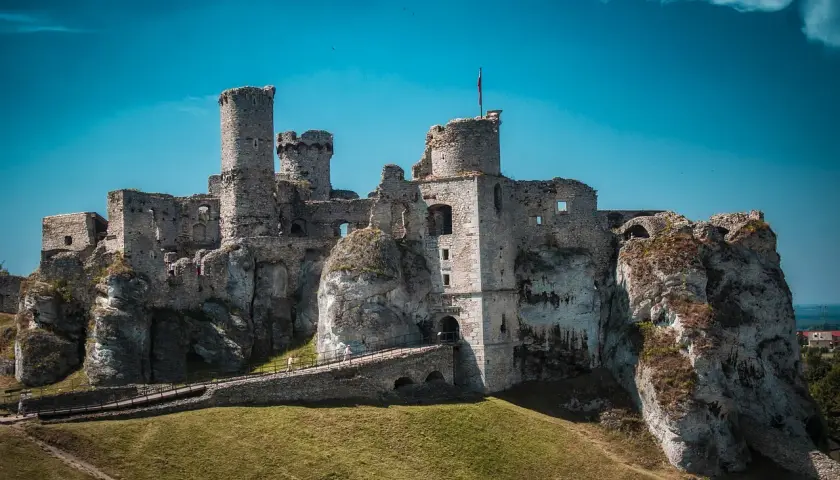 Ruiny zamku w Lesku, majestatycznie wznoszące się na skale, z wieżami i murami świadczącymi o dawnej potędze.