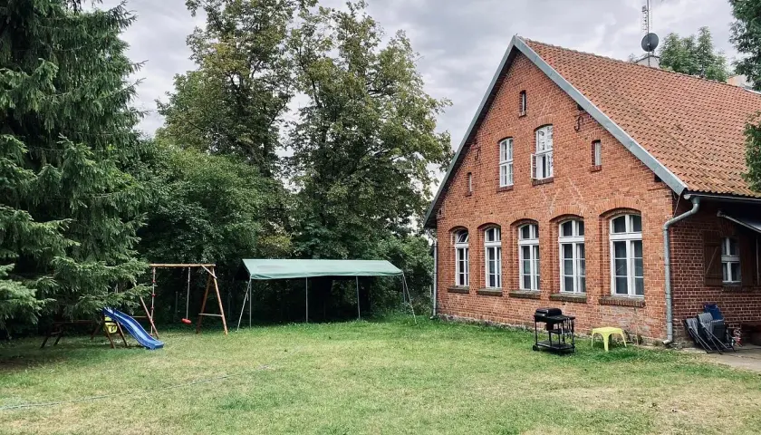 Mazurski dworek przy jeziorze – idealne miejsce na relaks i przygodę