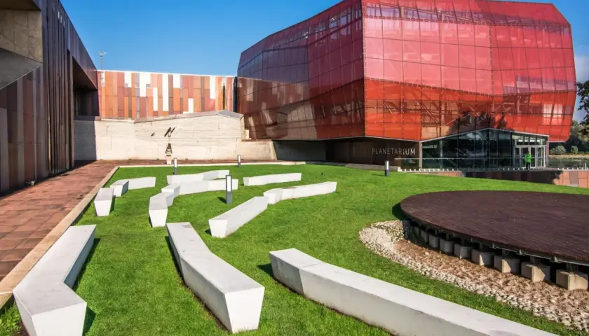 Nowoczesny budynek planetarium, część Centrum Nauki Kopernik. Opinie o tym miejscu są zazwyczaj pozytywne.