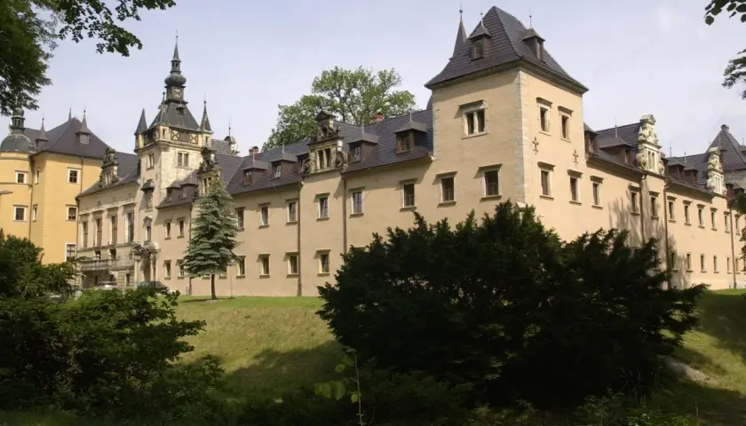 Piękny, żółty zamek z wieżami i ozdobnymi dachami. Ile jest zamków w Polsce? Ten jeden z pewnością wart jest zobaczenia.