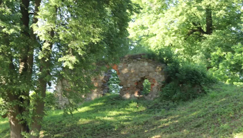 Ruiny zamku w Dąbrówce: historia, tajemnice i atrakcje turystyczne