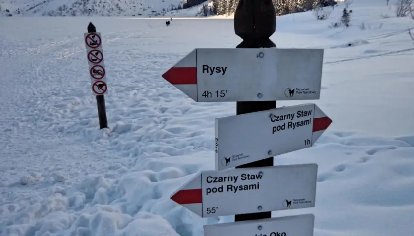 Zimowy szlak na Rysy. Znaki kierunkowe wskazują drogę do Rysów (4h 15'), Czarnego Stawu pod Rysami (1h i 55') oraz Morskiego Oka.