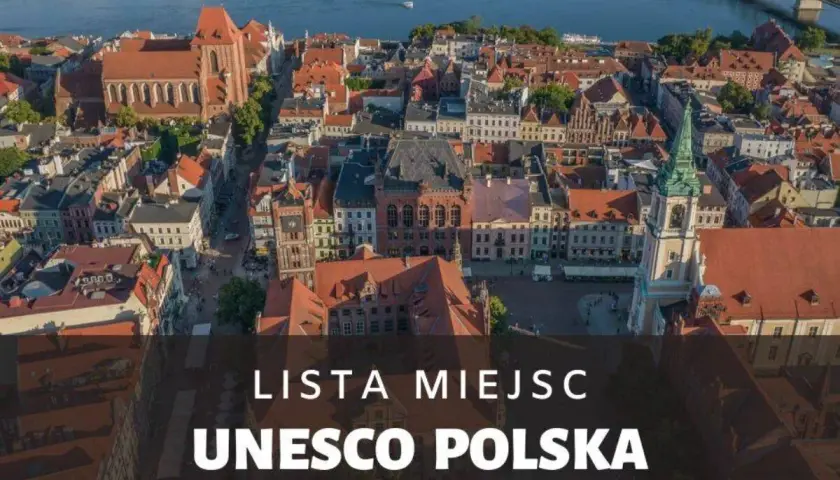 Widok z lotu ptaka na zabytkowe miasto z czerwonymi dachami i rzeką. Napis "Lista Miejsc UNESCO Polska" podkreśla jego znaczenie.