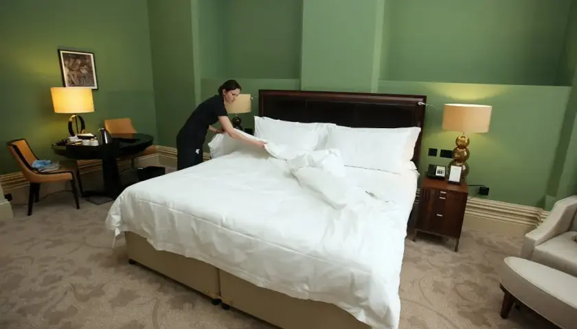 Ile zarabia pracownik hotelu? Zaskakujące różnice w wynagrodzeniach