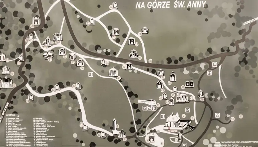 Plan sanktuarium na Górze Św. Anny z zaznaczonymi kaplicami i drogami.