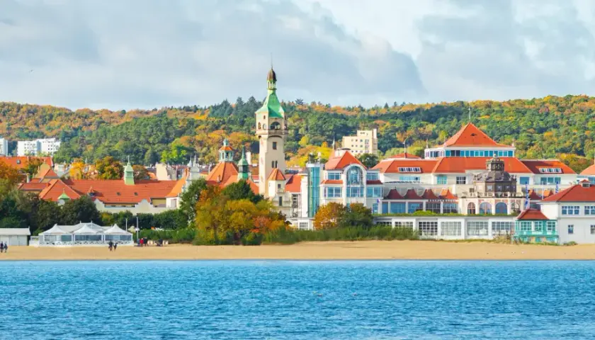 Sopot: malownicze widoki, plaża i zabytkowe budynki. Idealne miejsce na relaks i odkrywanie atrakcji dla dorosłych.