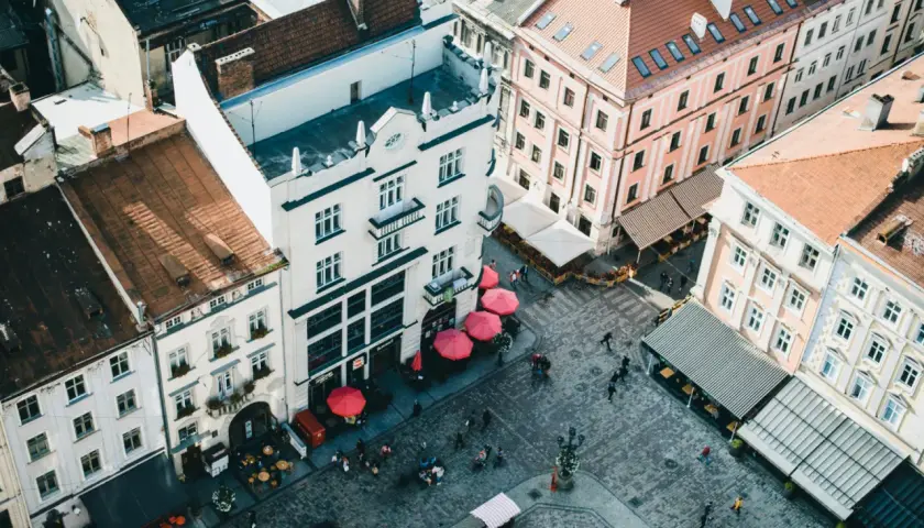 Dlaczego coraz więcej podróżnych odkrywa polskie miasta z historycznymi starówkami