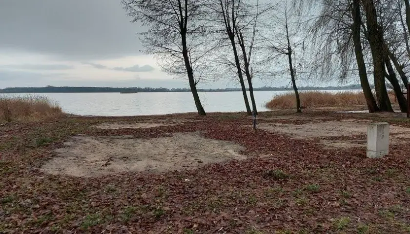Camping jezioro Powidzkie – najlepsze miejsca, ceny i zasady biwakowania