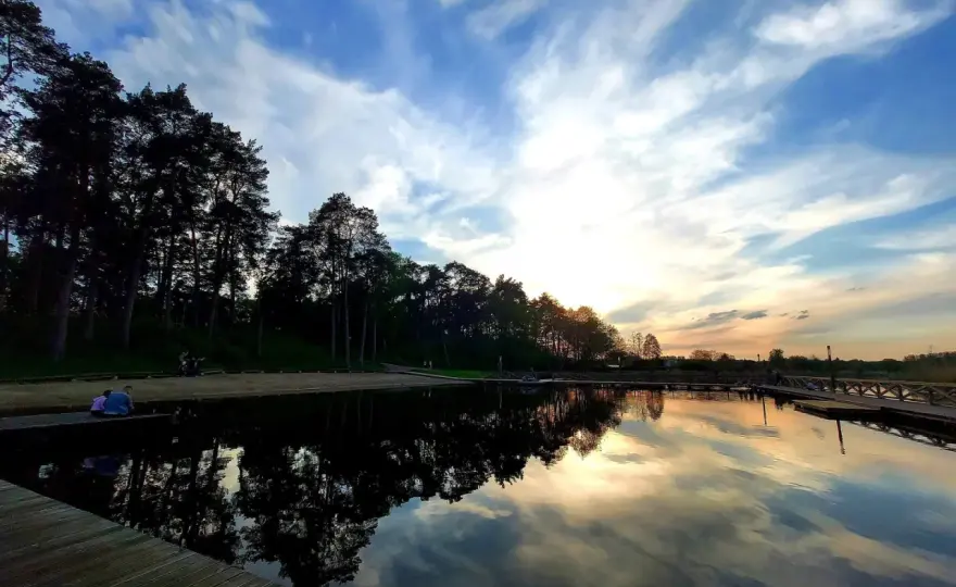 Jezioro Kozienickie - plaża, pomost i spokojny dzień nad wodą