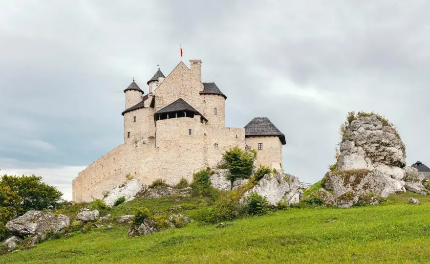 Zamek w Bobolicach - historia, tajemnice i atrakcje turystyczne