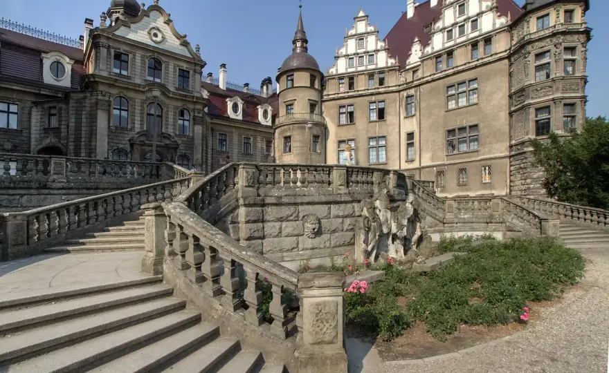 Zamek w Mosznej - Zamek czy pałac? Poznaj historię bajkowej rezydencji