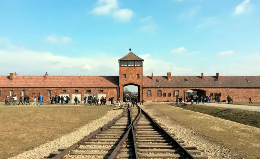 Auschwitz-Birkenau ceny biletów 2026 - Ile kosztuje zwiedzanie?