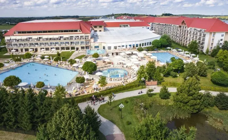 Historia hotelu Gołębiewski w Mikołajkach: Kiedy powstał i co oferuje?