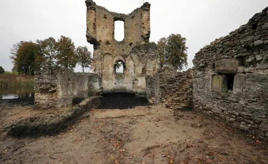Zamek w Ćmielowie: Historia, tajemnice i ruiny, które zaskakują