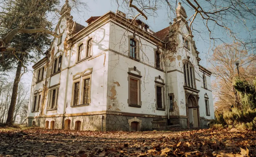 Pałace w Polsce - Jak odróżnić dwór od pałacu i co warto zwiedzić?