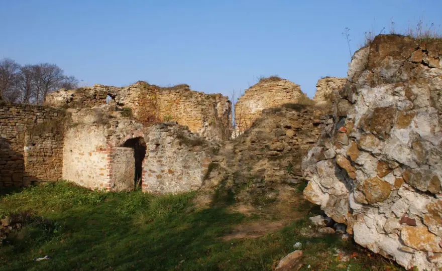 Zamek w Inowłodzu: Historia, architektura i tajemnice ruin