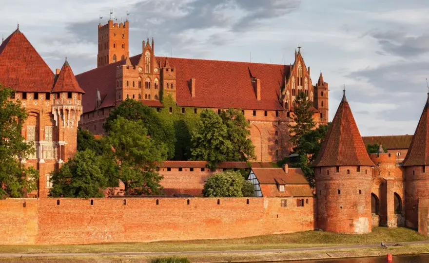 Zamki średniowiecza w Polsce: Tajemnice, historia i atrakcje turystyczne