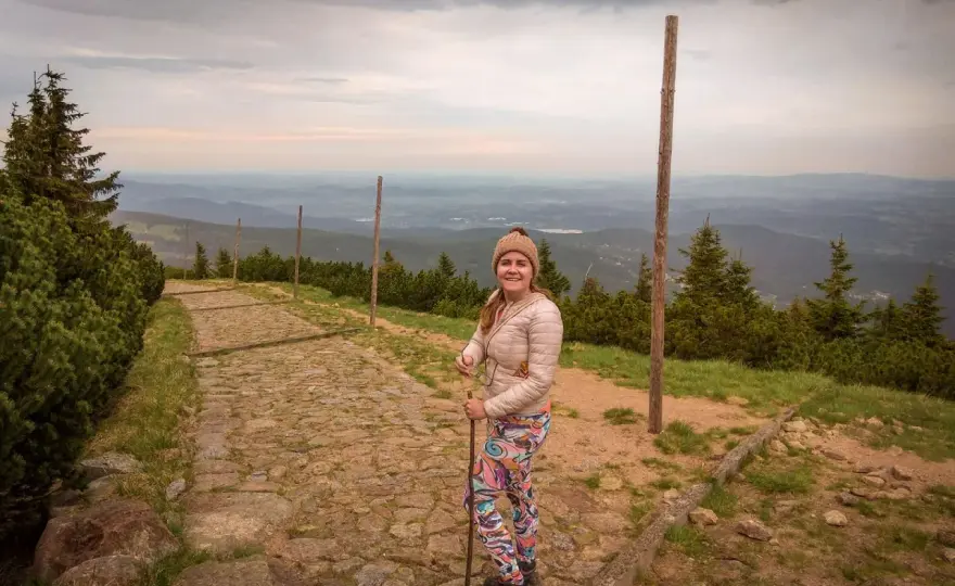 Ile się wchodzi na Śnieżkę? Trasy, czasy i wskazówki