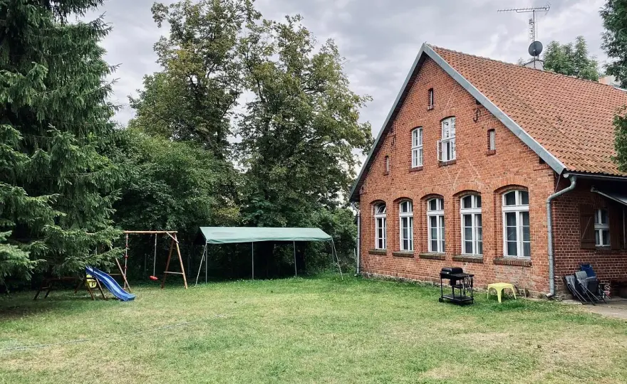 Mazurski dworek przy jeziorze – idealne miejsce na relaks i przygodę