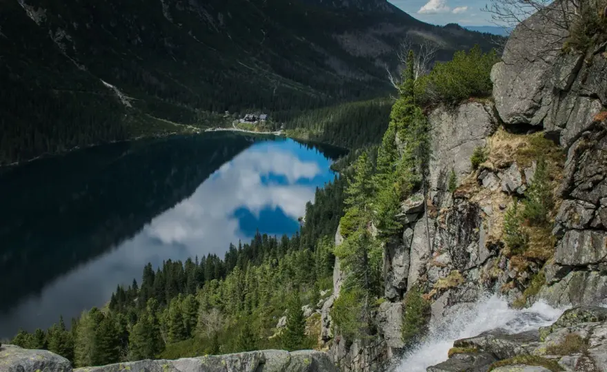 Morskie Oko trasa - ile trwa i jak uniknąć tłumów na szlaku?