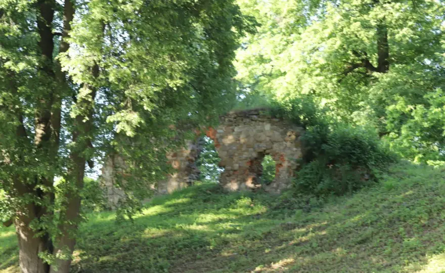 Ruiny zamku w Dąbrówce: historia, tajemnice i atrakcje turystyczne