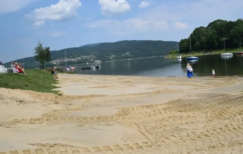 Plaża jezioro Żywieckie - idealne miejsce na relaks i zabawę
