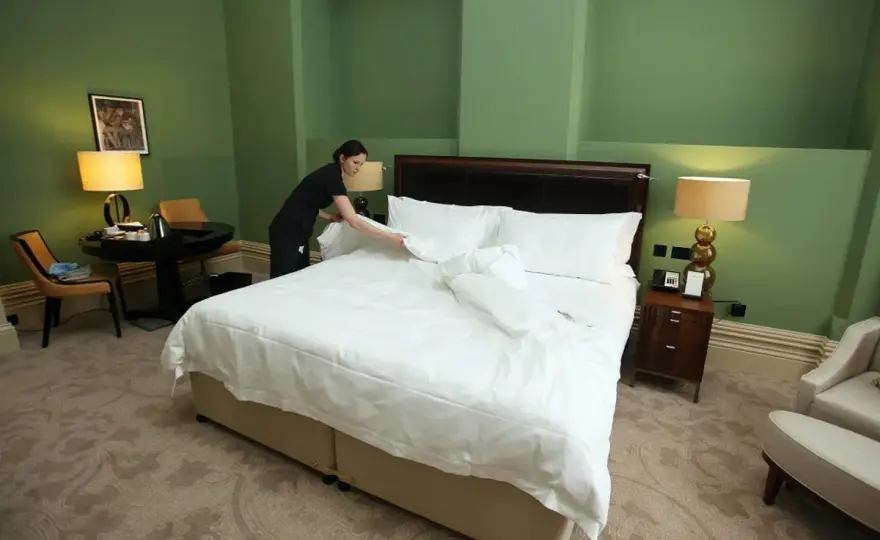 Ile zarabia pracownik hotelu? Zaskakujące różnice w wynagrodzeniach