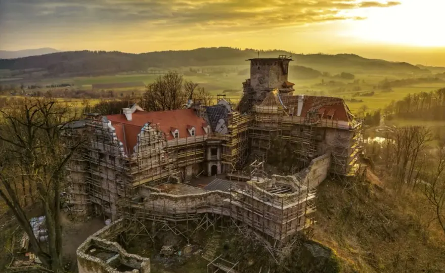 Zamek Niesytno w Płoninie - historia, tajemnice i aktualny stan