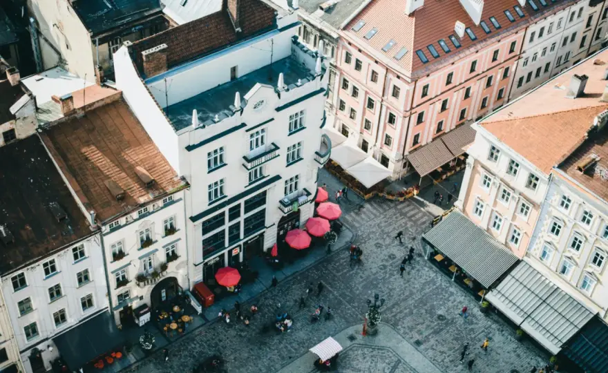 Dlaczego coraz więcej podróżnych odkrywa polskie miasta z historycznymi starówkami