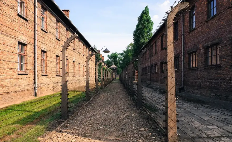 Komendanci Auschwitz i zwiedzanie - Jak to zrozumieć?