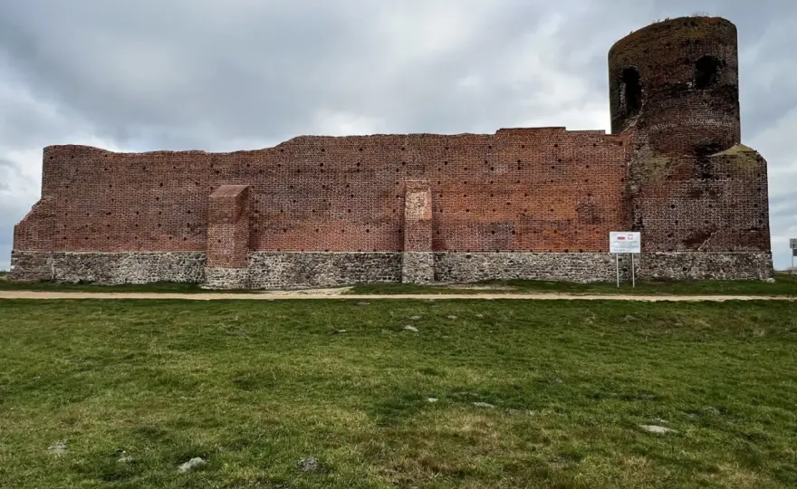 Ruiny zamku w Kole - Poznaj historię i zaplanuj spacer nad Wartą