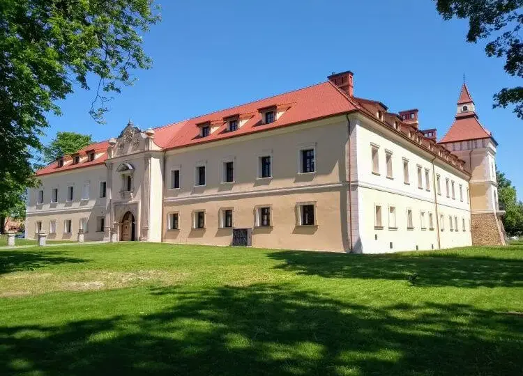 Zamek w Starych Tarnowicach: Fascynująca historia i tajemnice muzeum