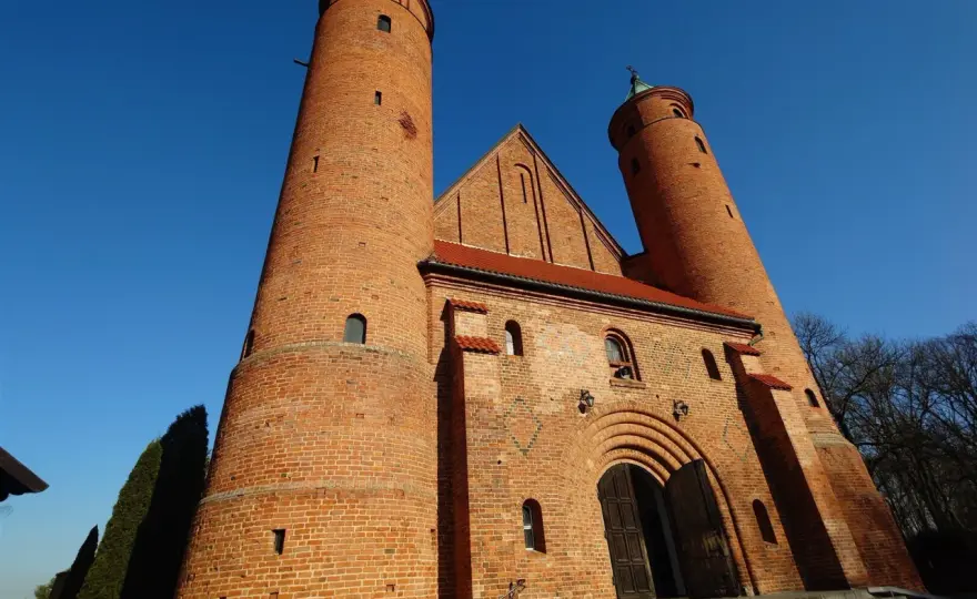 Brochów - Poznaj niezwykły kościół obronny i zaplanuj wycieczkę
