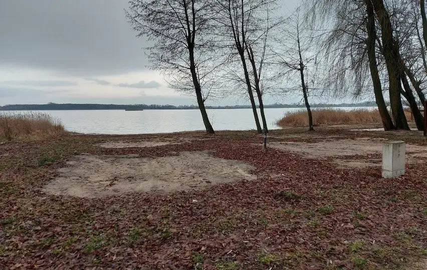 Camping jezioro Powidzkie – najlepsze miejsca, ceny i zasady biwakowania