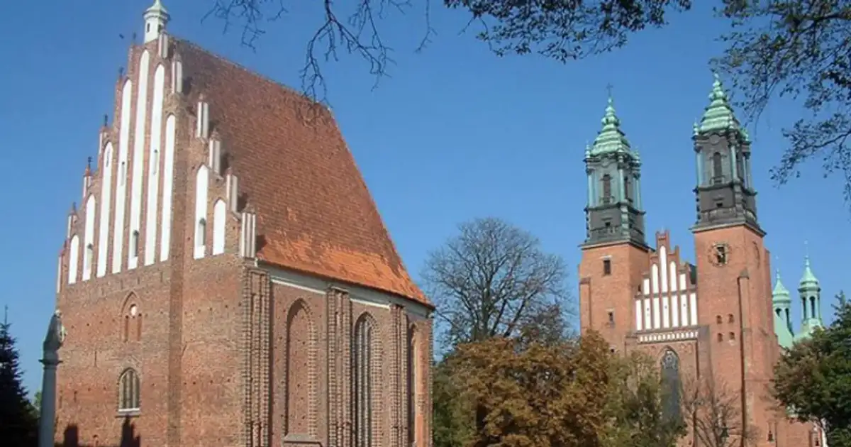 Poznańska katedra, najstarszy kościół w Polsce, z charakterystycznymi wieżami i ceglaną fasadą.