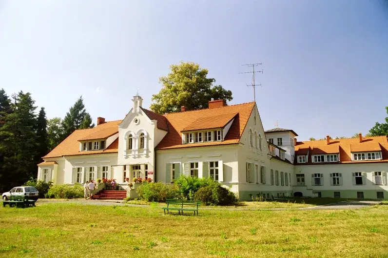 Dworek Ustronie - historia, noclegi i atrakcje w malowniczej okolicy