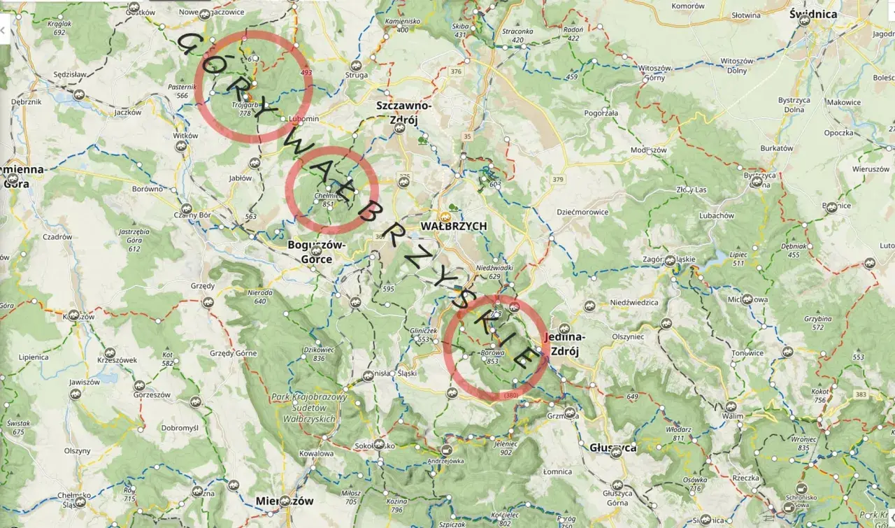 Mapa szlaków turystycznych w Górach Wałbrzyskich. Czerwone okręgi zaznaczają popularne punkty widokowe i szczyty.