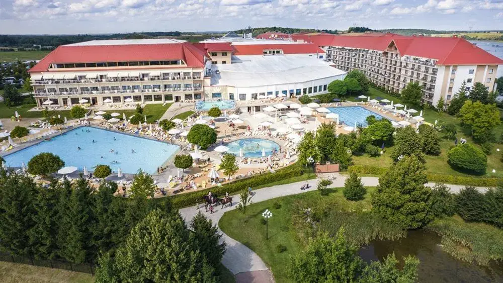 Historia hotelu Gołębiewski w Mikołajkach: Kiedy powstał i co oferuje?