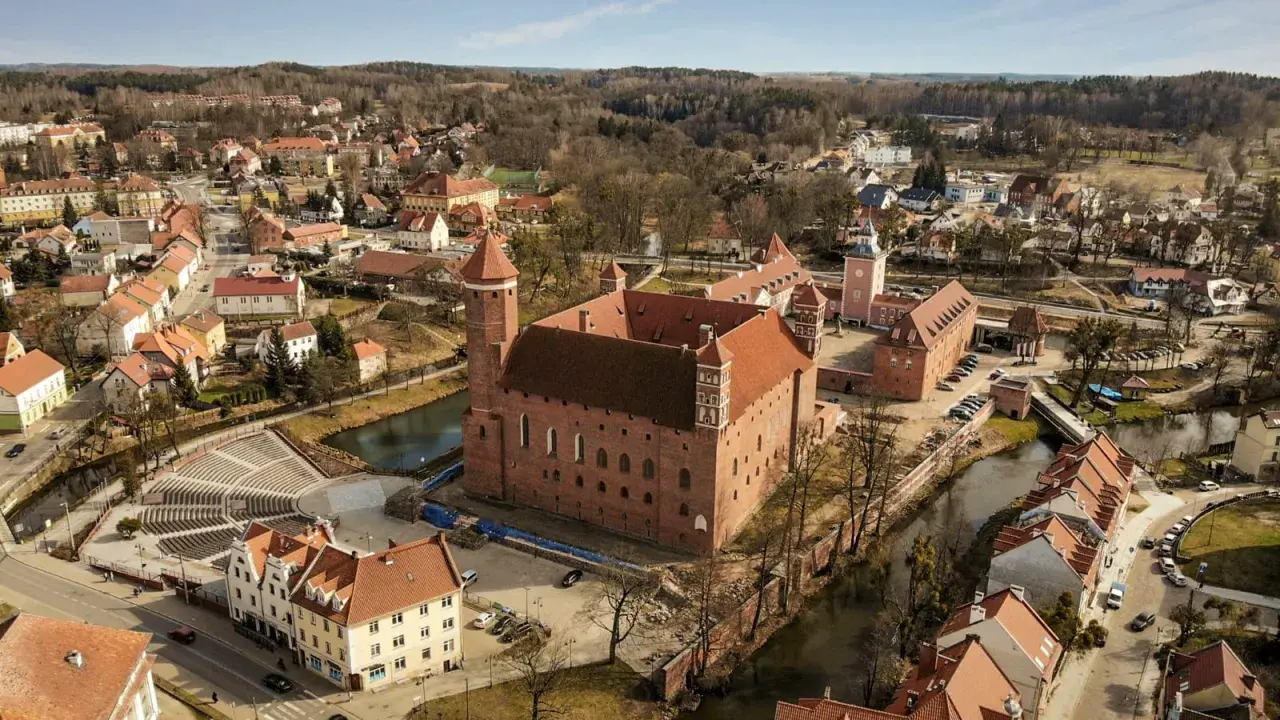 Lidzbark Warmiński atrakcje: imponujący zamek biskupów warmińskich, otoczony fosą i malowniczym miasteczkiem.