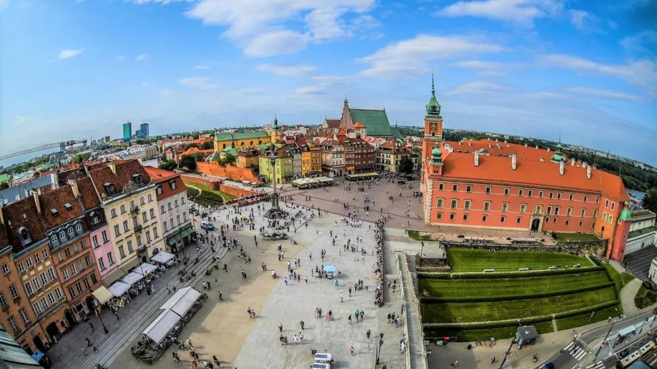 Rynek Starego Miasta w Warszawie, z Zamkiem Królewskim i Kolumną Zygmunta. Idealne miejsce, by zobaczyć, co warto zobaczyć w Warszawie za darmo.