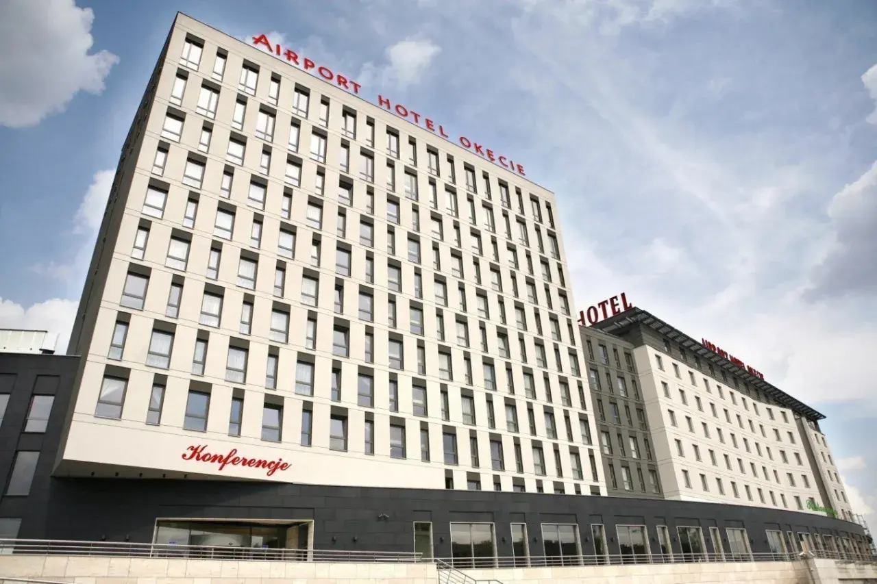 Jak dojechać do hotelu Airport Okęcie – proste opcje transportu