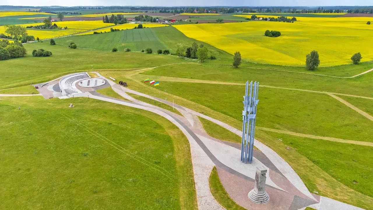 Pomnik i amfiteatr na polu bitwy. Tu jest Grunwald, gdzie historia Polski splata się z krajobrazem kwitnącego rzepaku.