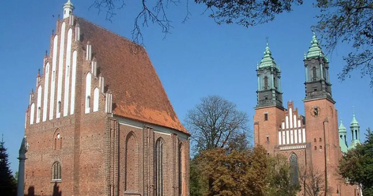 Poznańska katedra, najstarszy kościół w Polsce, z charakterystycznymi wieżami i ceglaną fasadą.